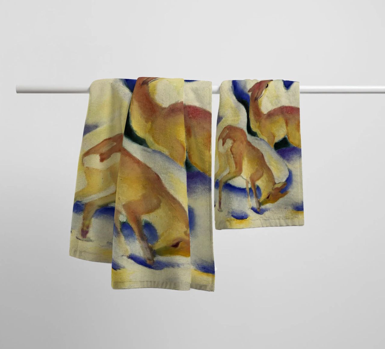 Franz Marc - Hirsche im Schnee Handtuch von ARTOTHEK