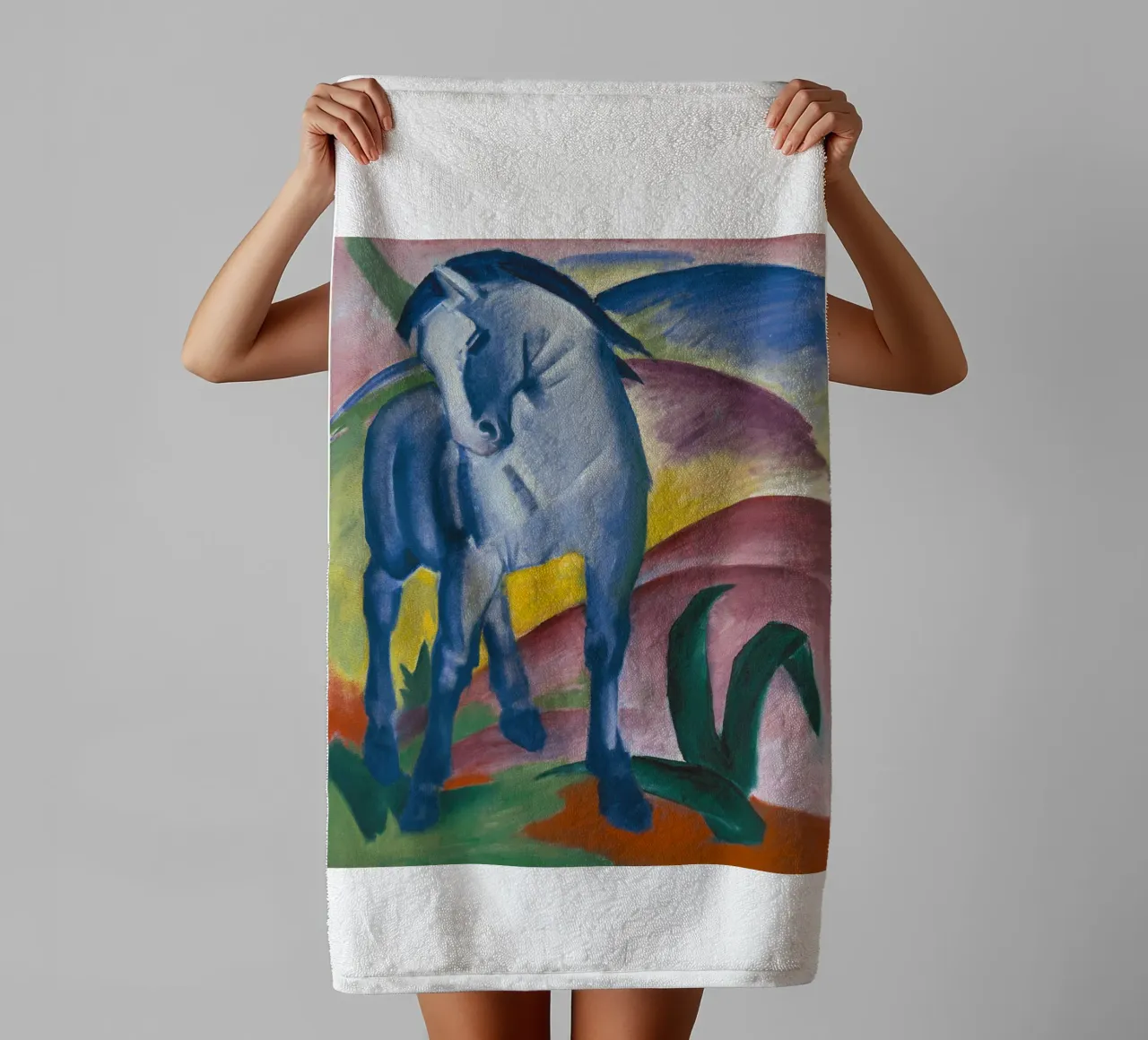Franz Marc - Cavallo blu I. asciugamano da bagno da ARTOTHEK