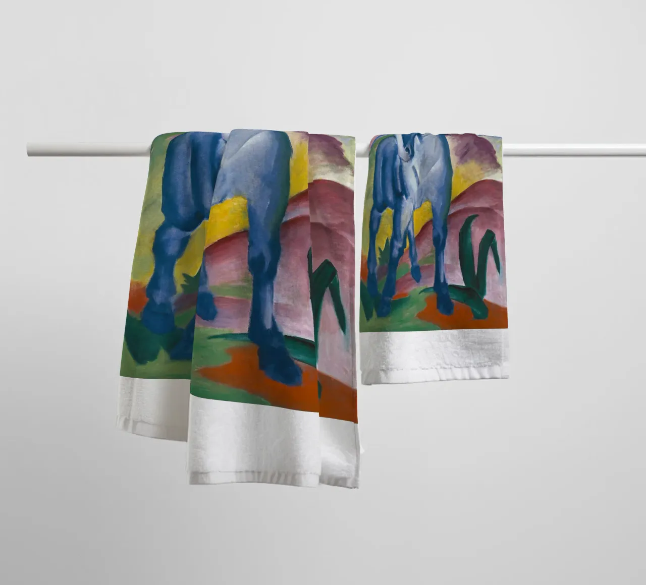Franz Marc - Cavallo blu I. asciugamano da bagno da ARTOTHEK