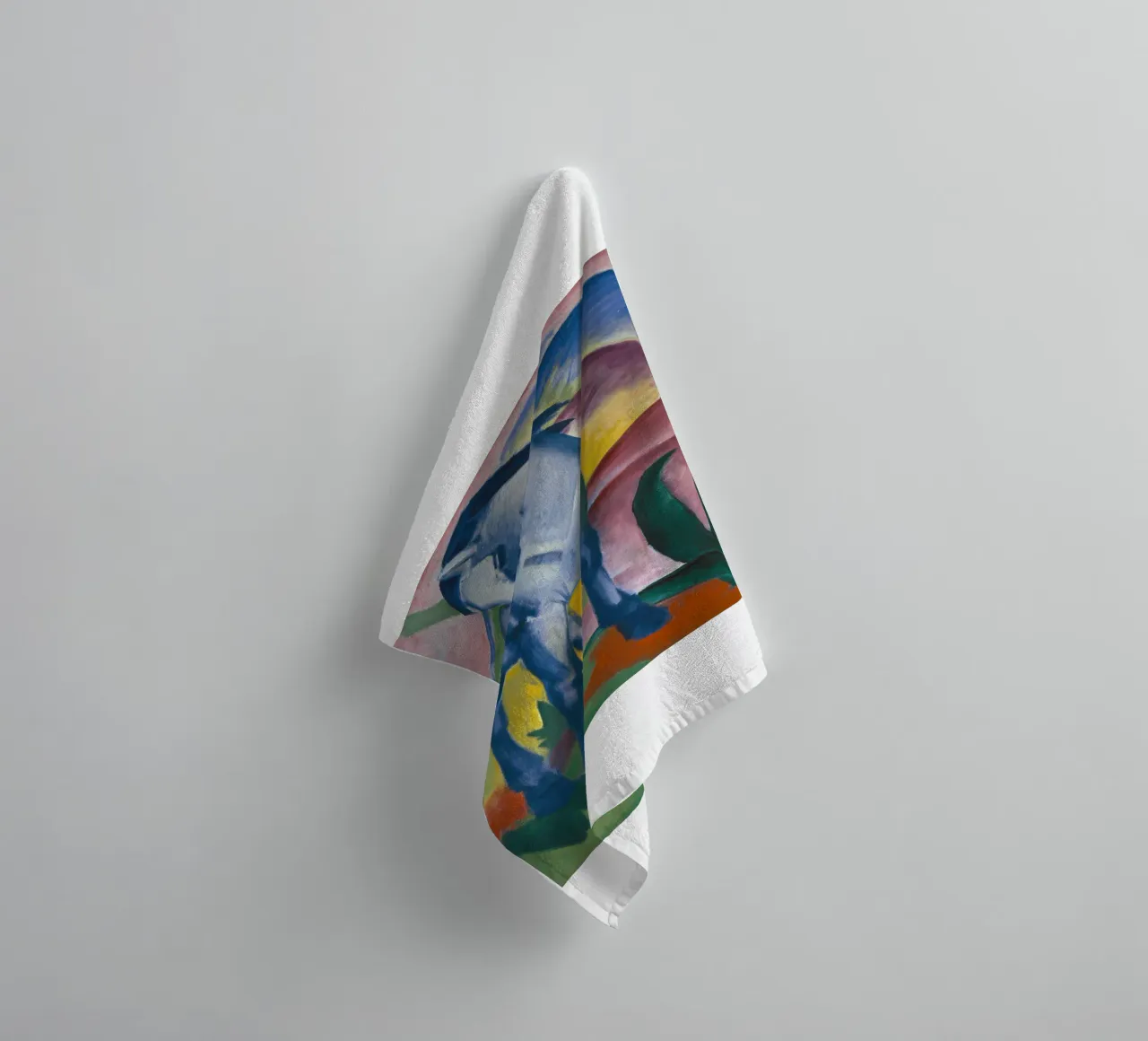 Franz Marc - Cavallo blu I. asciugamano da bagno da ARTOTHEK