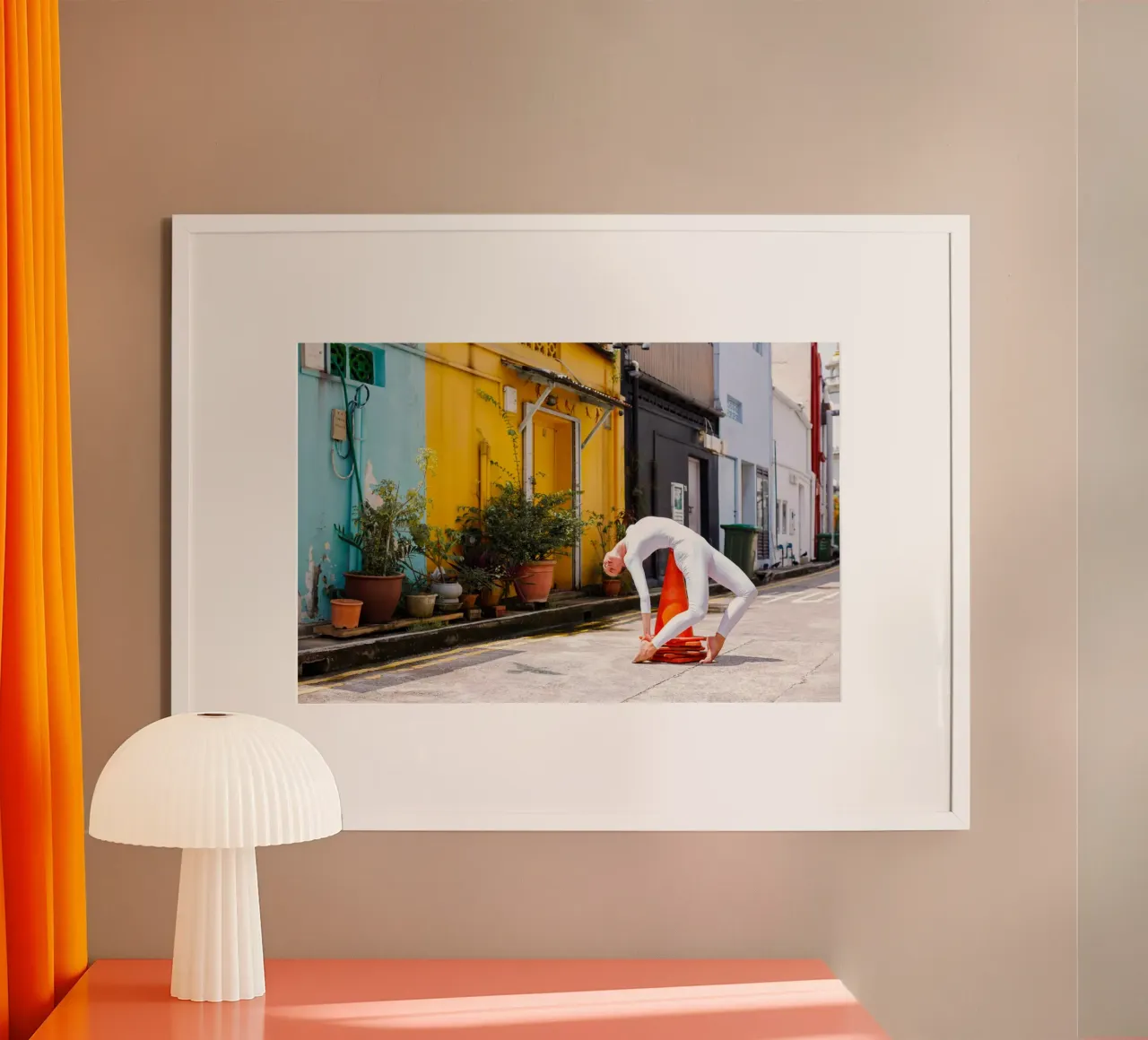 Singapore #1 poster con telaio in plastica da The Urban Yoga