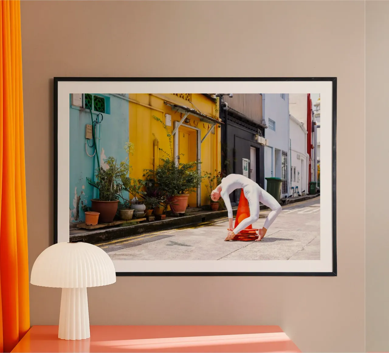 Singapore #1 poster con telaio in plastica da The Urban Yoga