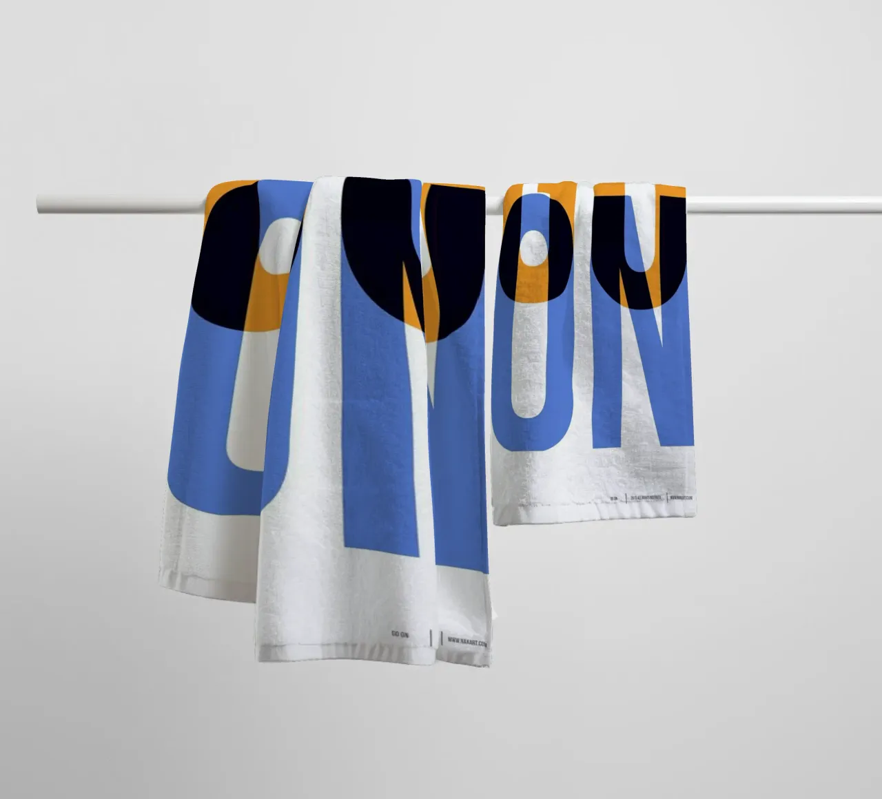 Go On Poster 1 asciugamano da bagno da Naxart