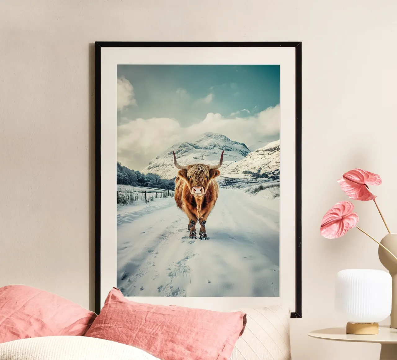 Maestà delle Highlands: la mucca orgogliosa poster con telaio in plastica da Nikis Art Studio