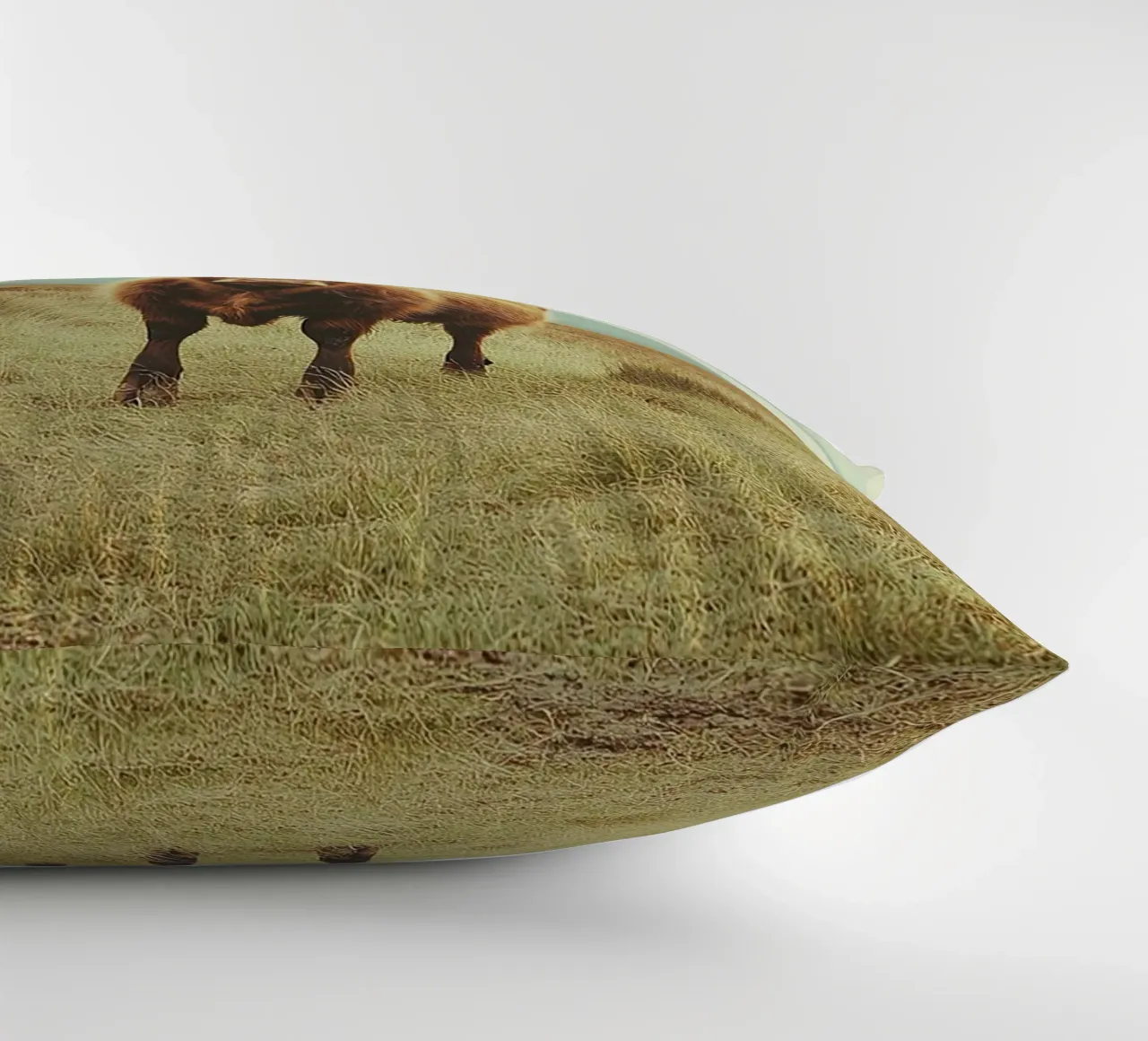 Giganti gentili: La mucca delle Highlands in natura cuscino da Nikis Art Studio