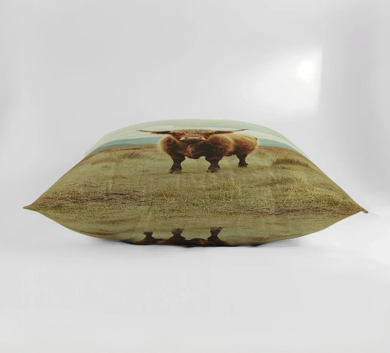 Giganti gentili: La mucca delle Highlands in natura cuscino da Nikis Art Studio