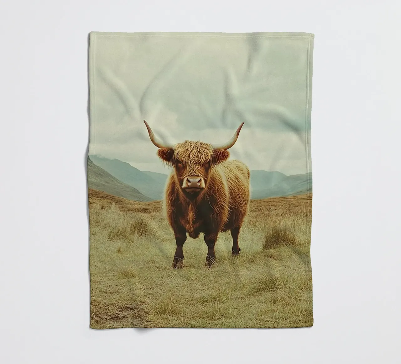 Des géants tout en douceur : La vache Highland dans la nature plaid polaire de Nikis Art Studio