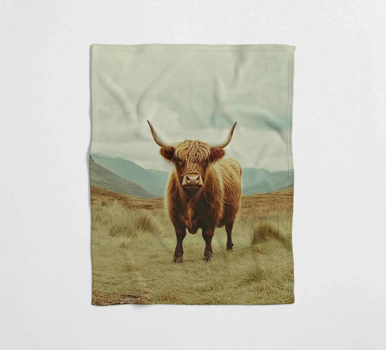Des géants tout en douceur : La vache Highland dans la nature plaid polaire de Nikis Art Studio
