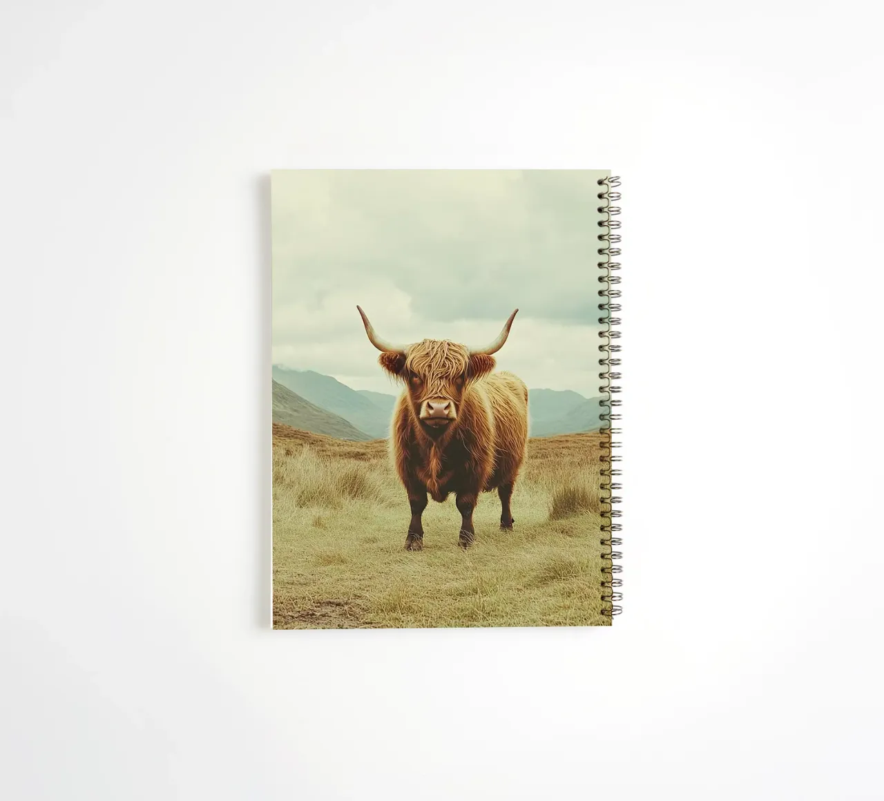 Des géants tout en douceur : La vache Highland dans la nature carnet à spirale de Nikis Art Studio