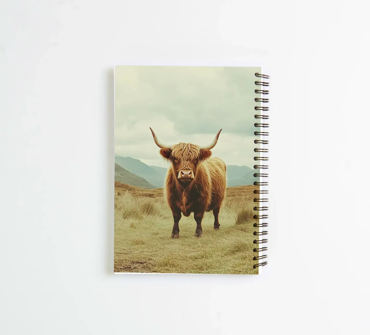 Des géants tout en douceur : La vache Highland dans la nature carnet à spirale de Nikis Art Studio