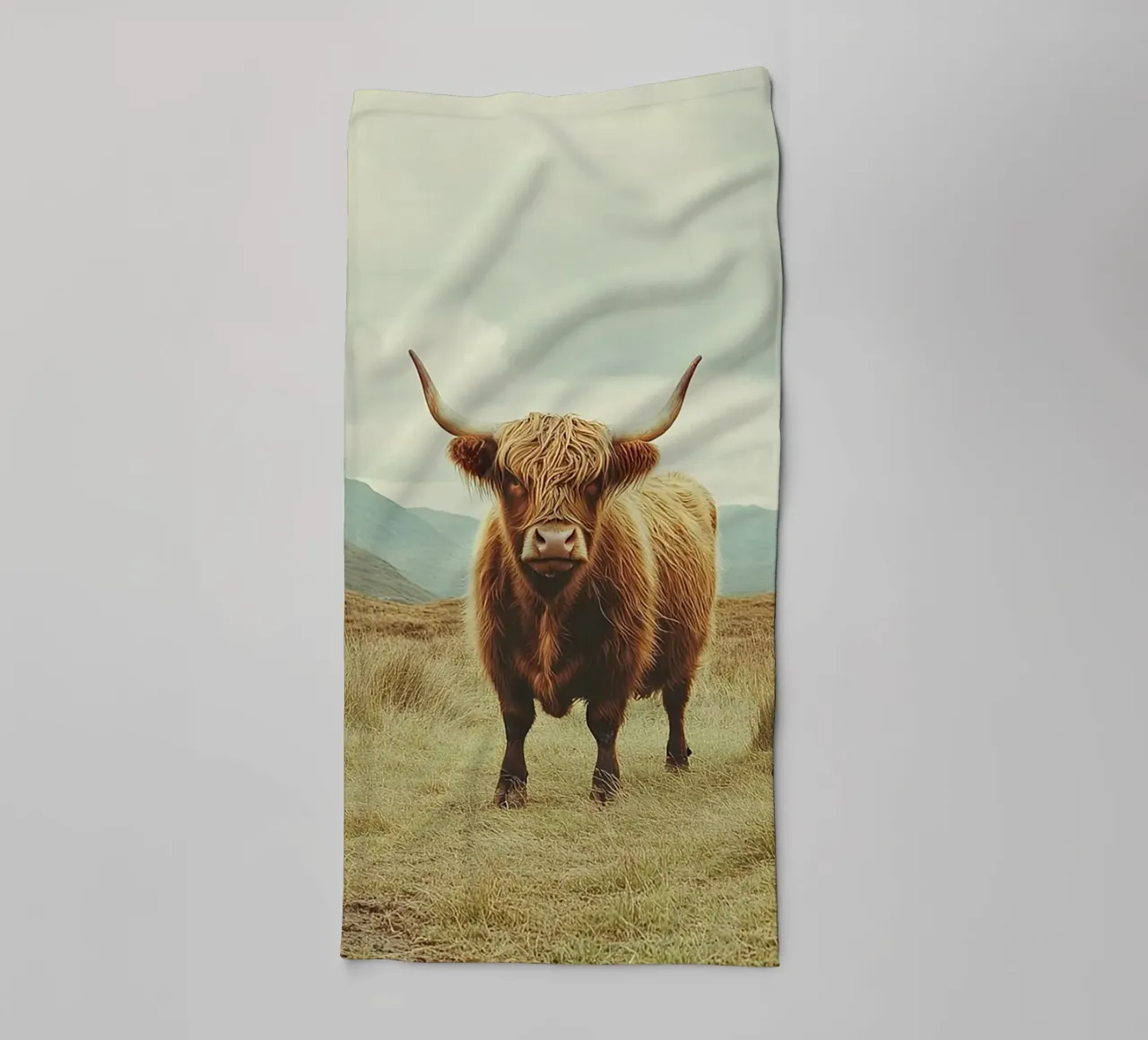 Des géants tout en douceur : La vache Highland dans la nature serviette de bain de Nikis Art Studio