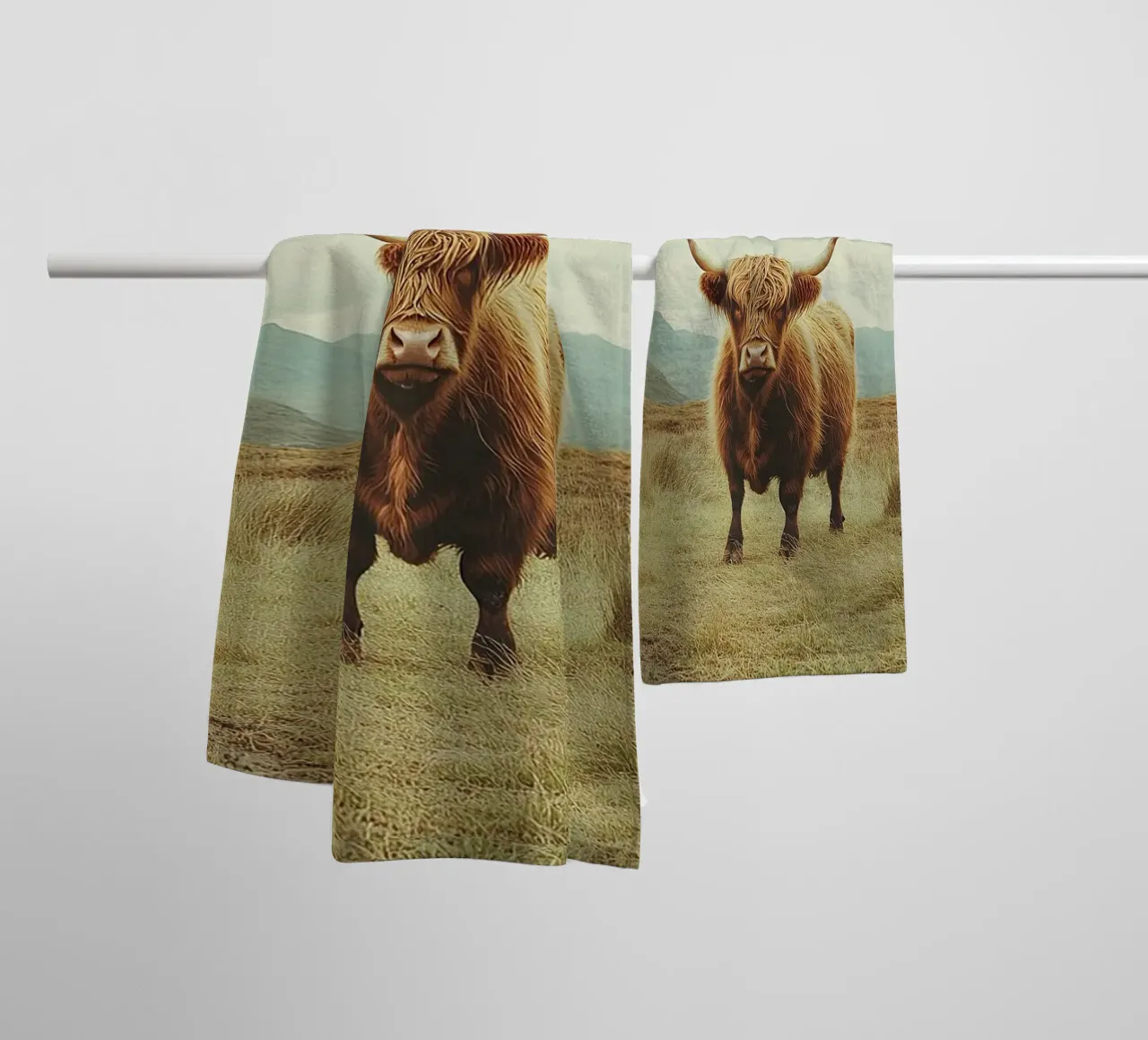 Des géants tout en douceur : La vache Highland dans la nature serviette de bain de Nikis Art Studio