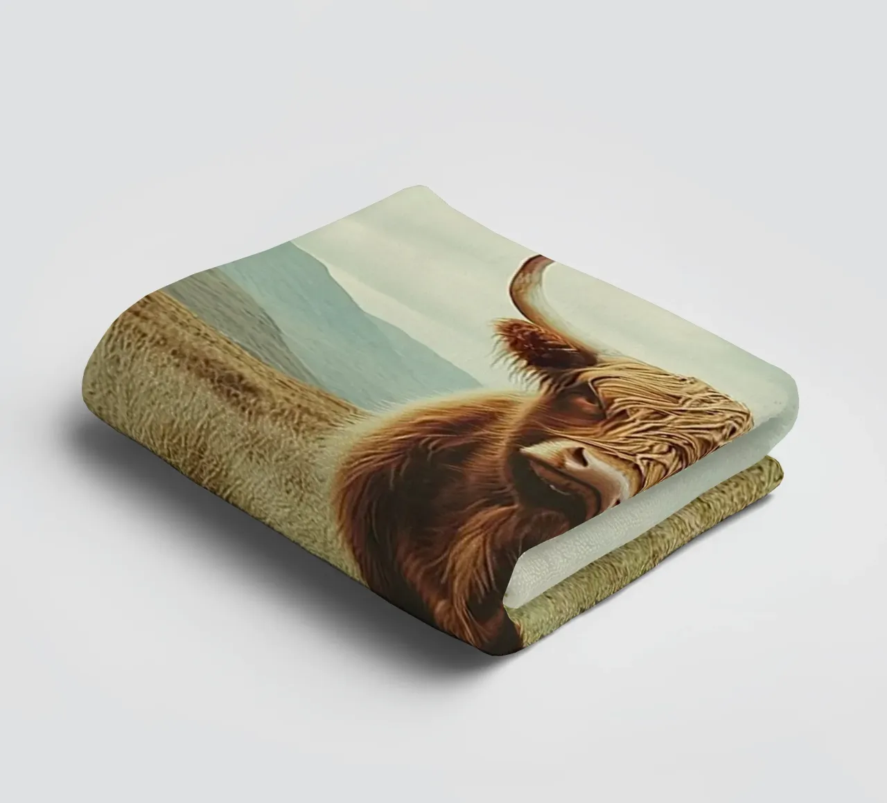 Des géants tout en douceur : La vache Highland dans la nature serviette de bain de Nikis Art Studio