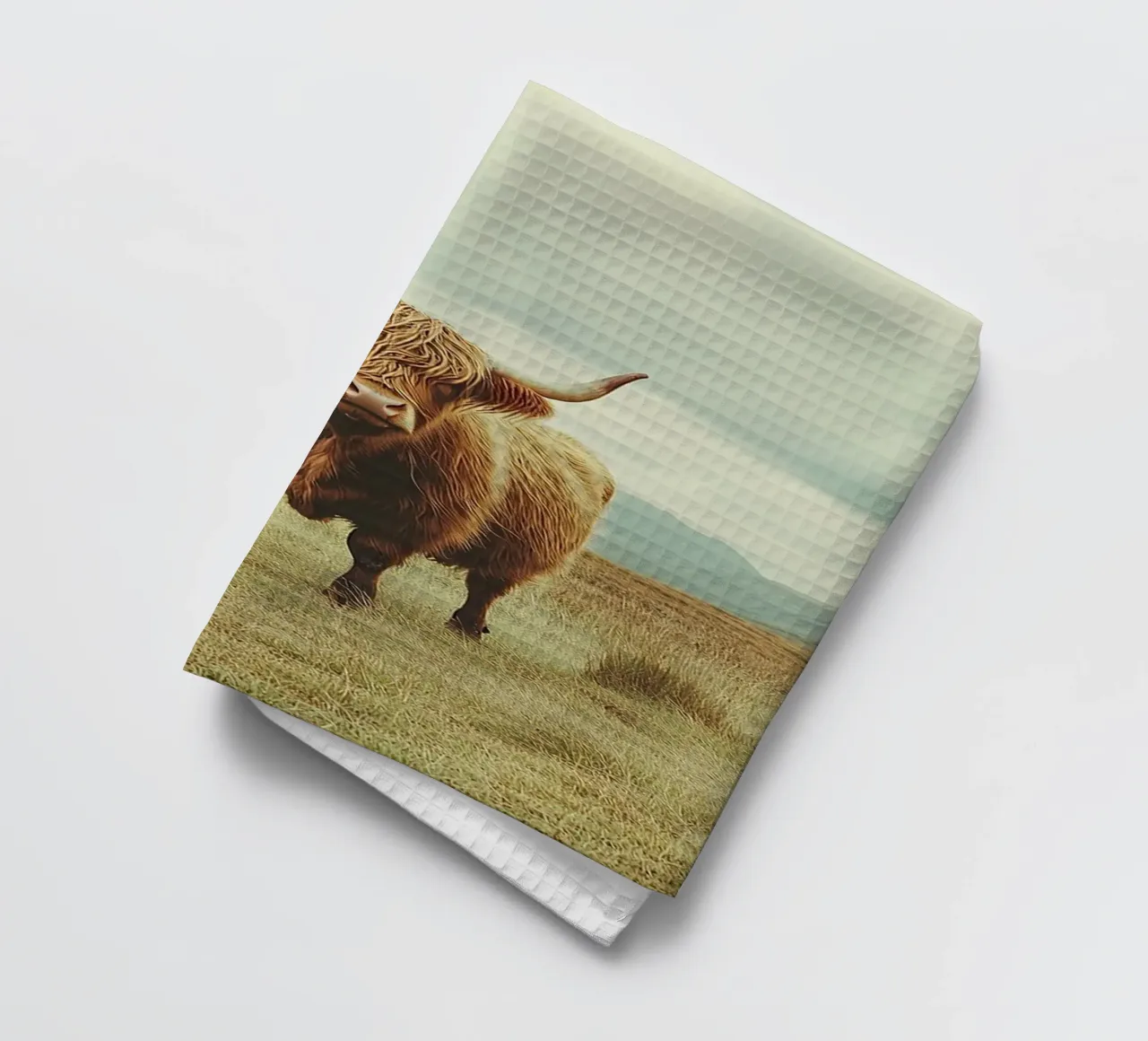 Des géants tout en douceur : La vache Highland dans la nature torchon de Nikis Art Studio
