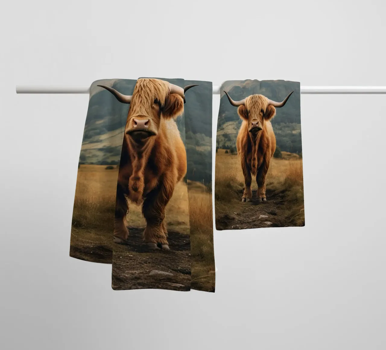 Pelliccia e orgoglio: la mucca delle Highlands, icona della natura asciugamano da bagno da Nikis Art Studio