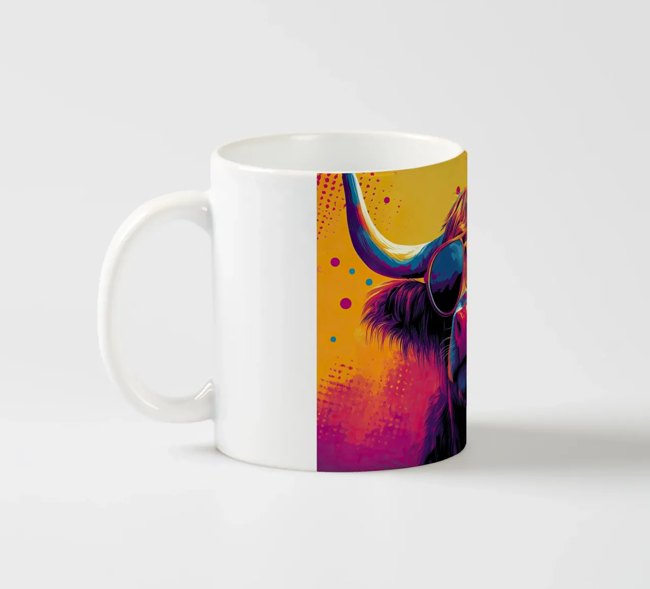 Orgoglio selvaggio: la mucca Highland nel suo pieno vigore tazza in ceramica da Nikis Art Studio