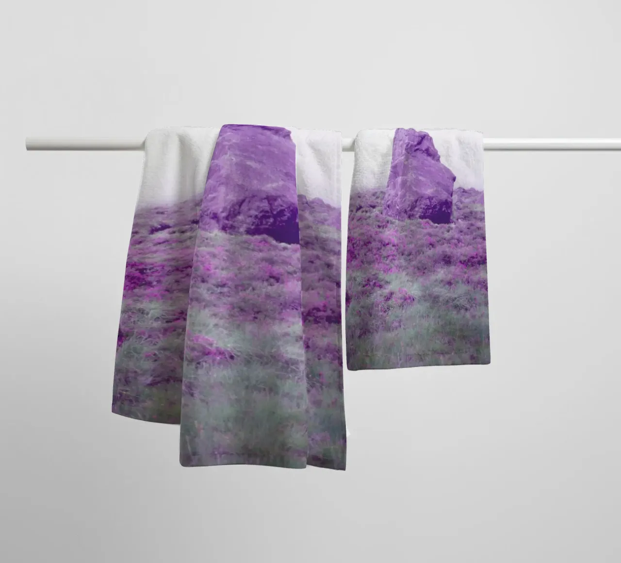 Up In The Fog asciugamano da bagno da Jan Luzar