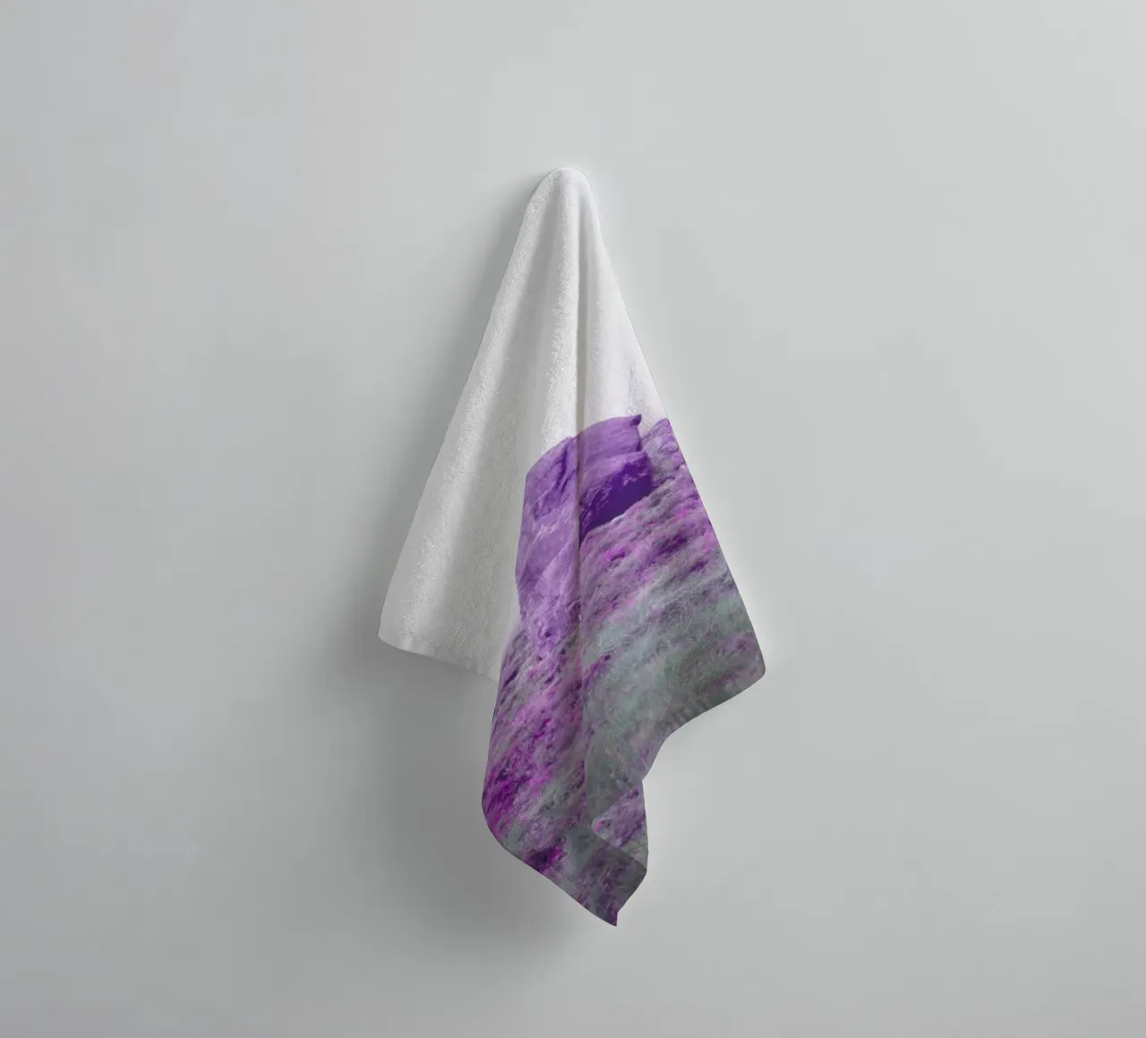 Up In The Fog asciugamano da bagno da Jan Luzar