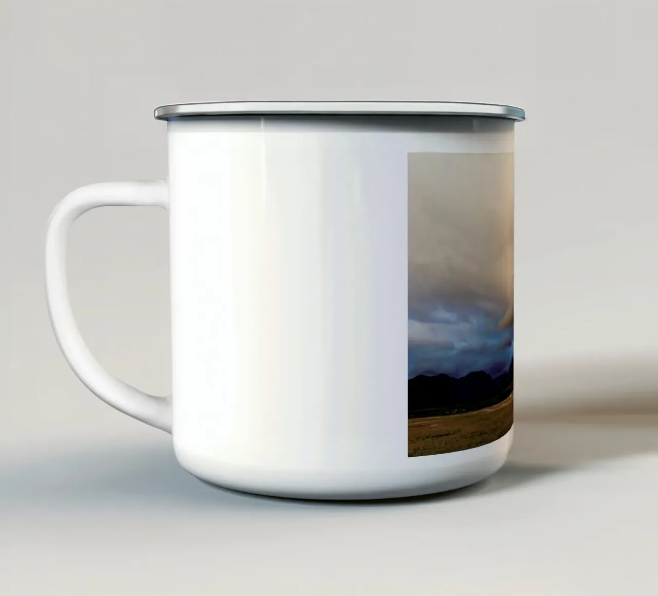 Something Is Coming tazza in smalto da Nur Mut