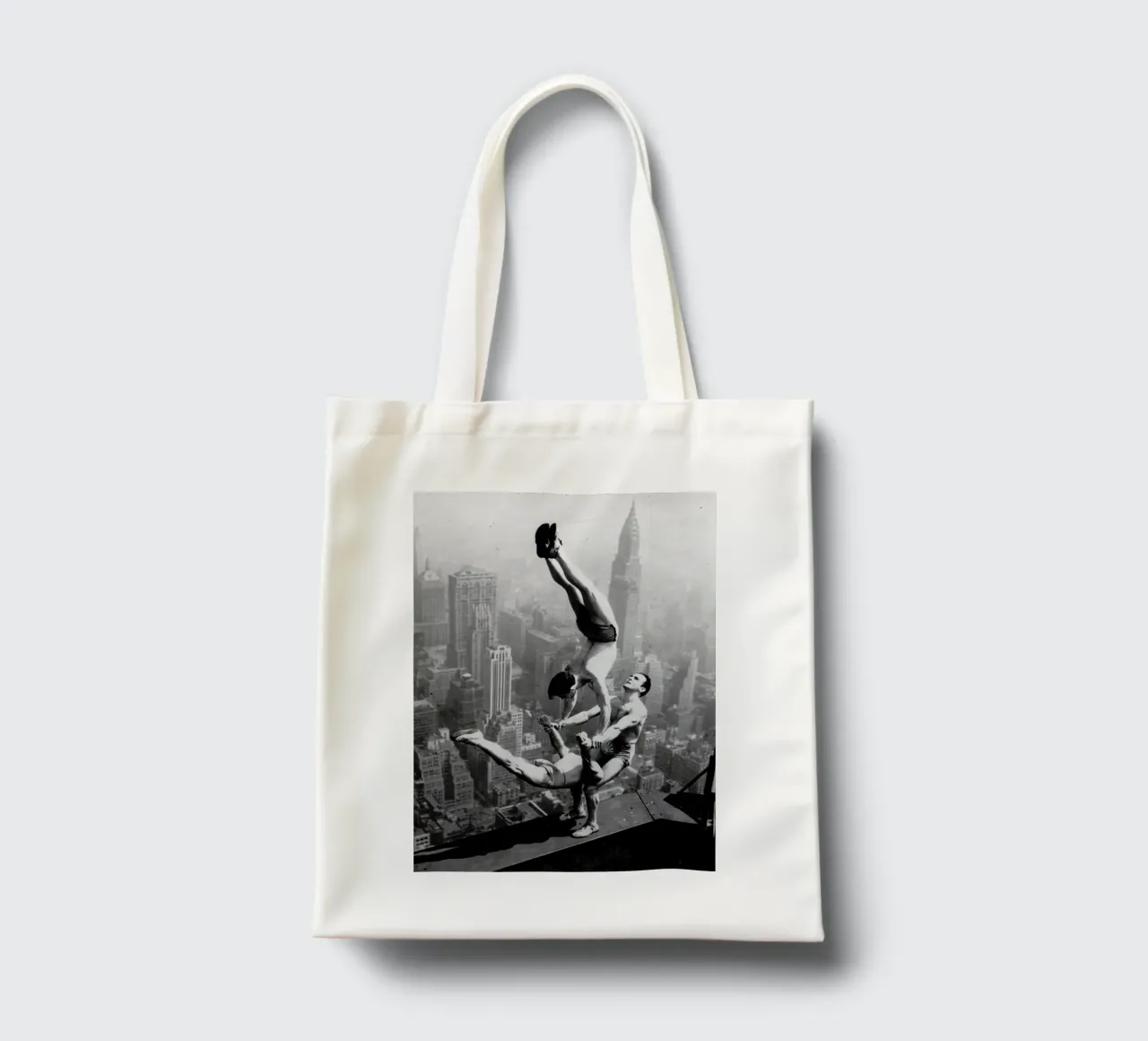 Tre acrobati all'Empire State Building 1934 borsa in juta da ARTOTHEK