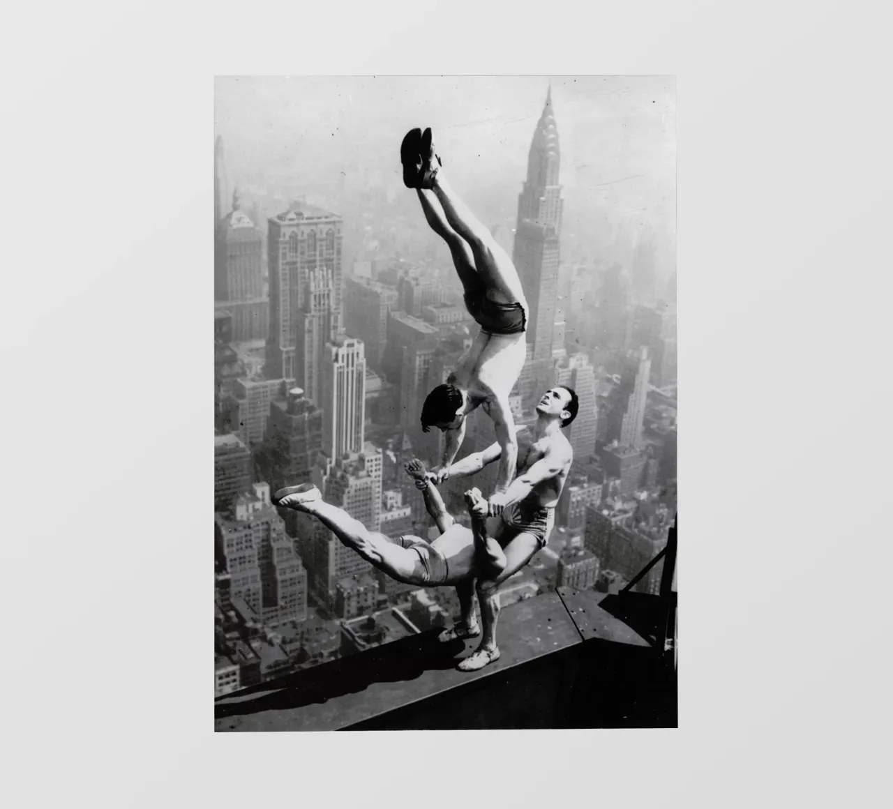 Tre acrobati all'Empire State Building 1934 pellicola backlit da ARTOTHEK