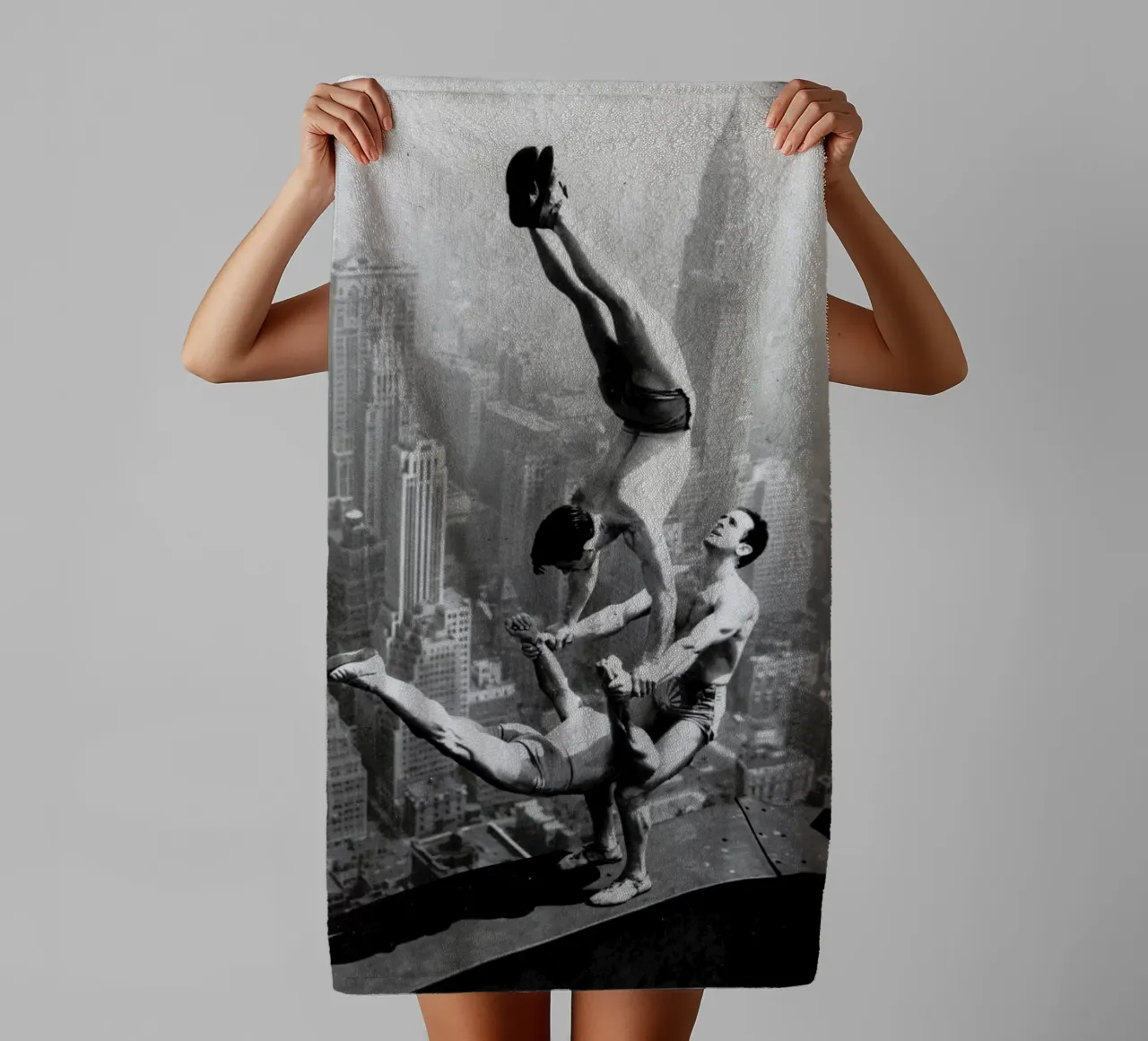 Tre acrobati all'Empire State Building 1934 asciugamano da bagno da ARTOTHEK