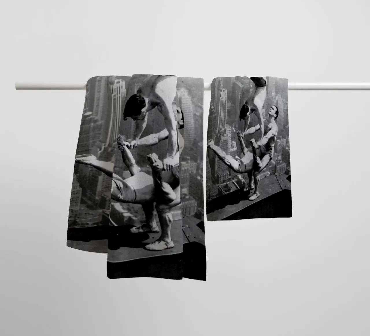 Tre acrobati all'Empire State Building 1934 asciugamano da bagno da ARTOTHEK