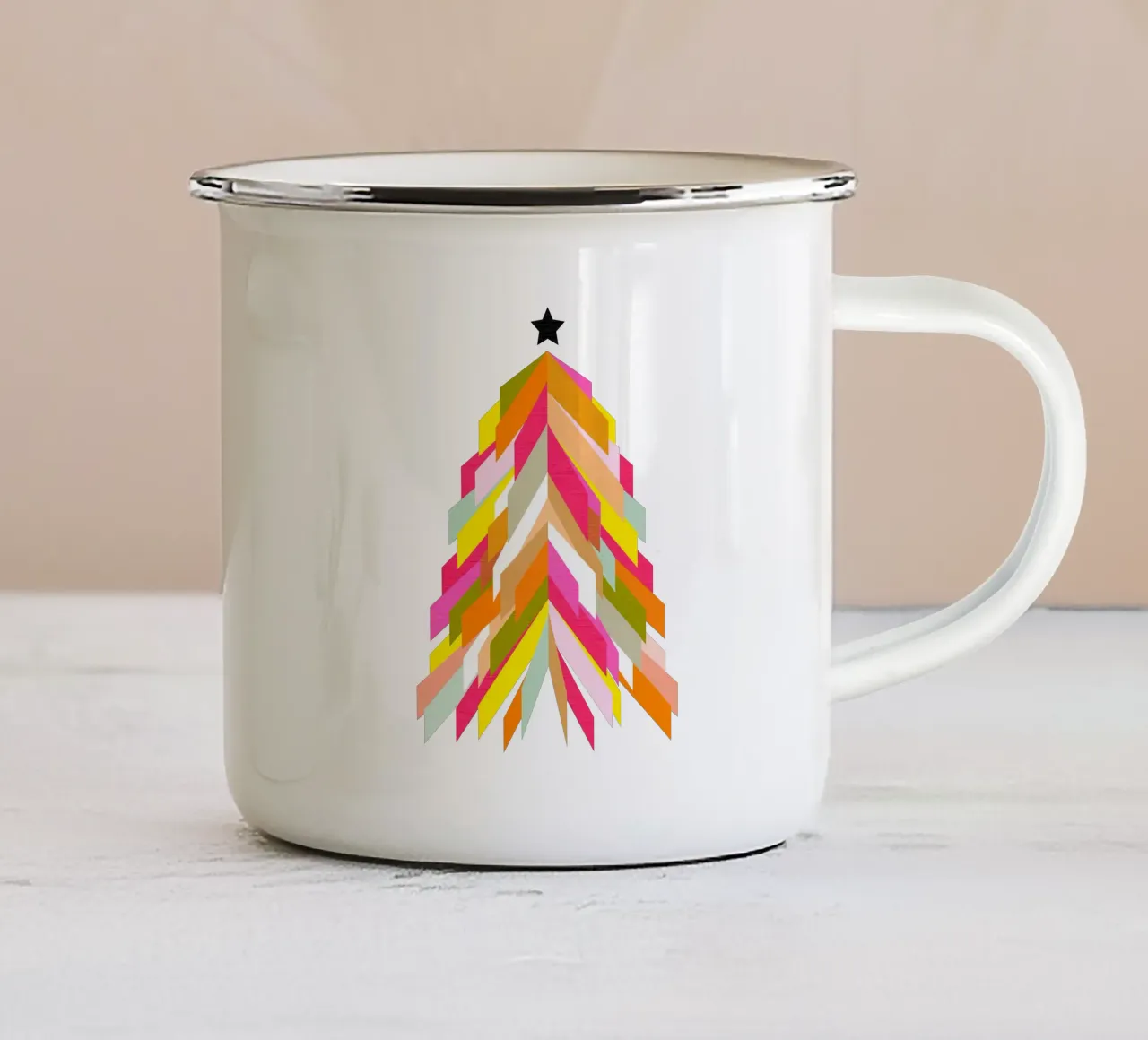 Albero di Natale retrò su bianco tazza in smalto da Dominique Vari