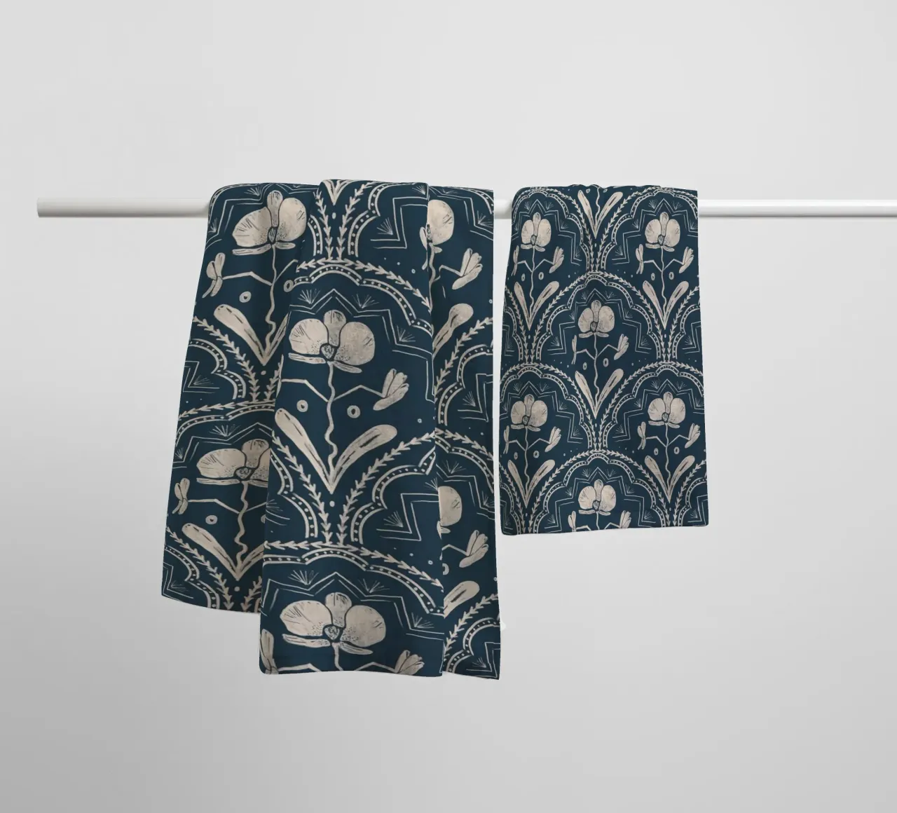 Bohemian Orchid Blue Tiles Pattern asciugamano da bagno da anisillustration