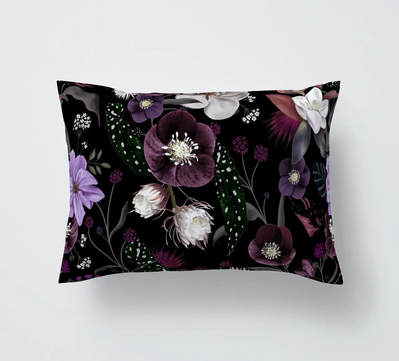 Botanical Dream Midnight Dark Floral Pattern Kissen von anisillustration
