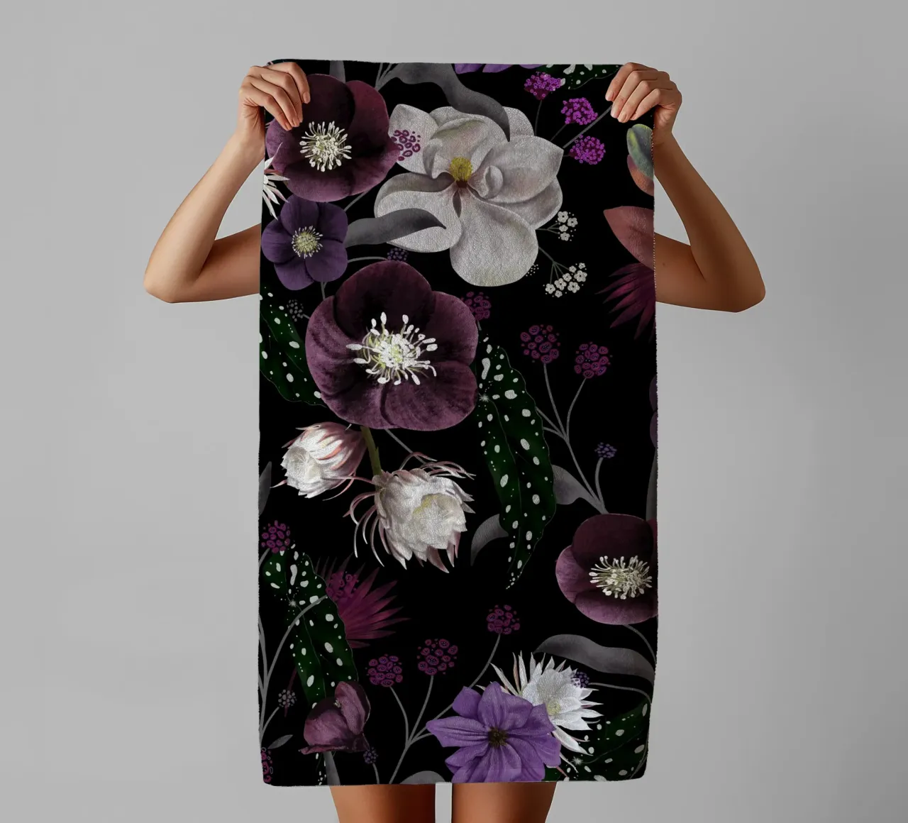Botanical Dream Midnight Dark Floral Pattern Handtuch von anisillustration