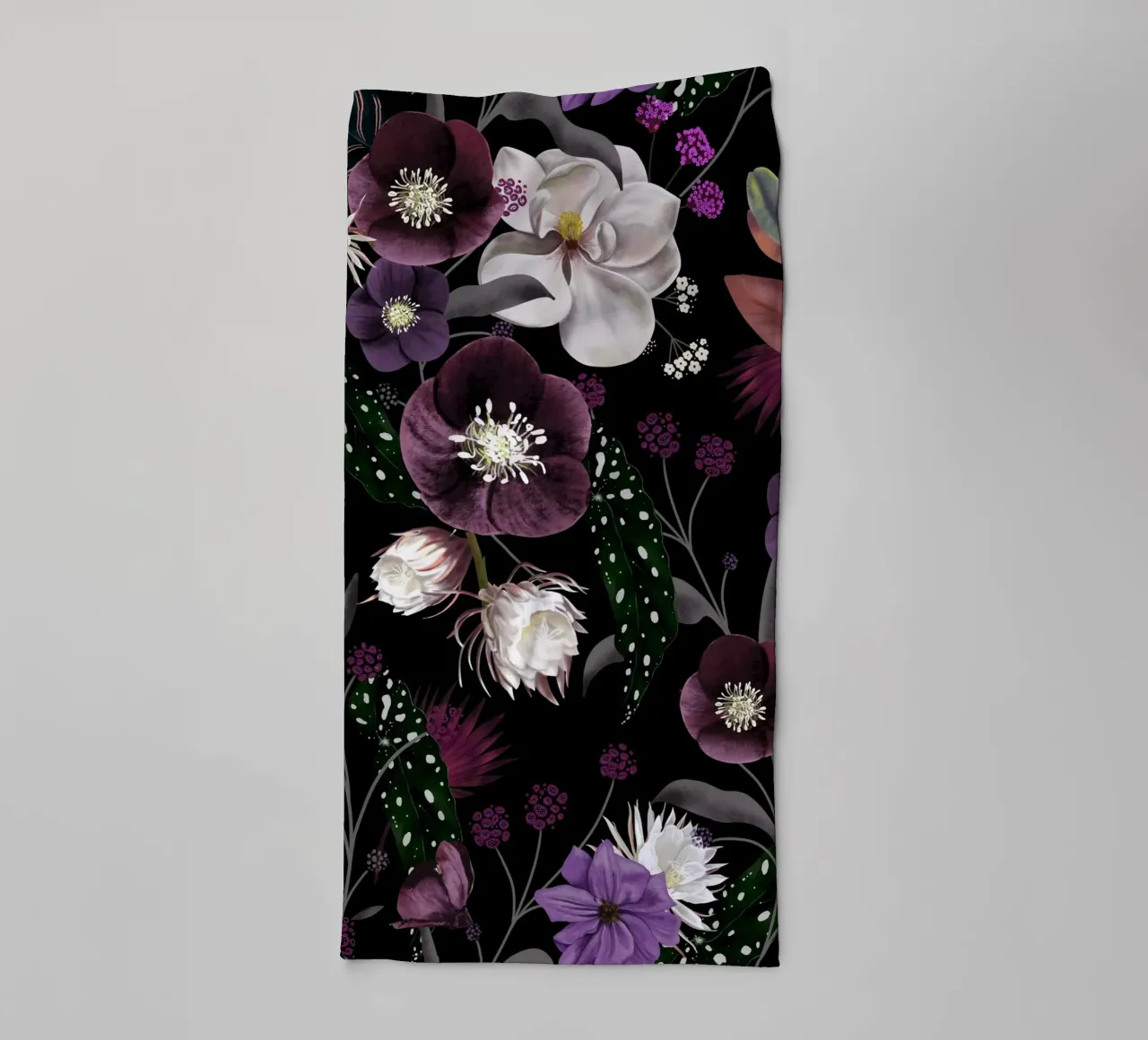 Botanical Dream Midnight Dark Floral Pattern Handtuch von anisillustration