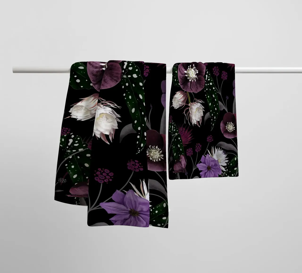 Botanical Dream Midnight Dark Floral Pattern Handtuch von anisillustration