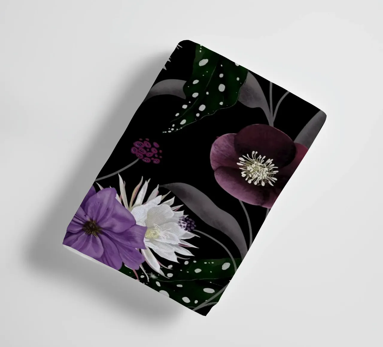Botanical Dream Midnight Dark Floral Pattern Handtuch von anisillustration
