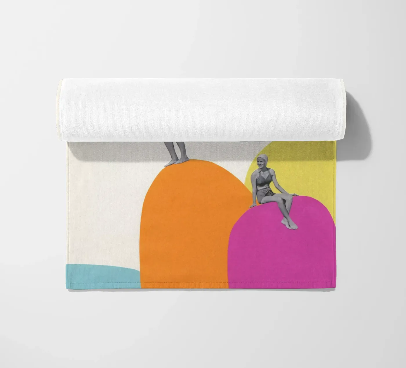 Cliff Diving strandhanddoek van Cassia Beck Collage