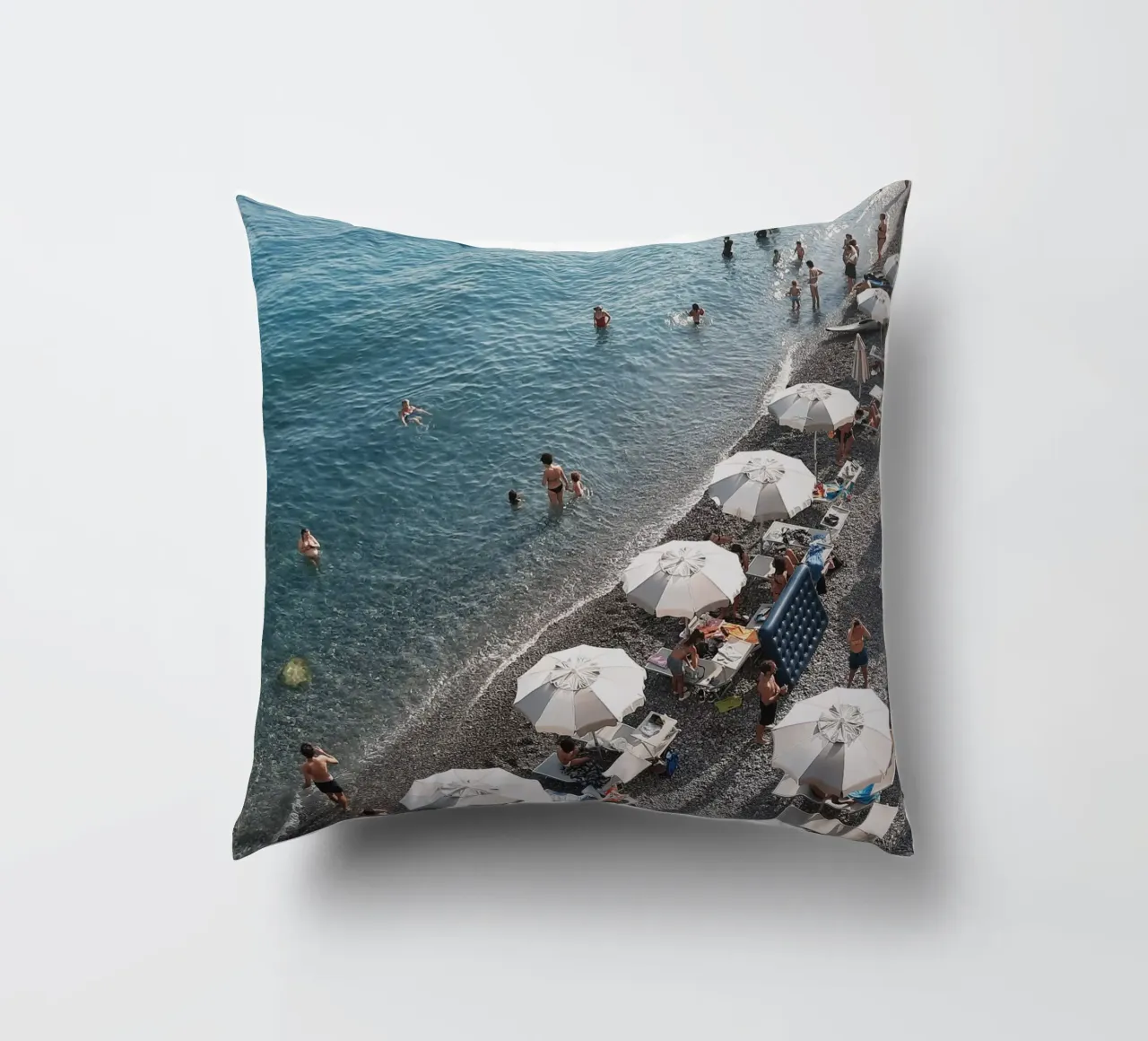 Amalfi Beach Scene cuscino da Les Meravelles