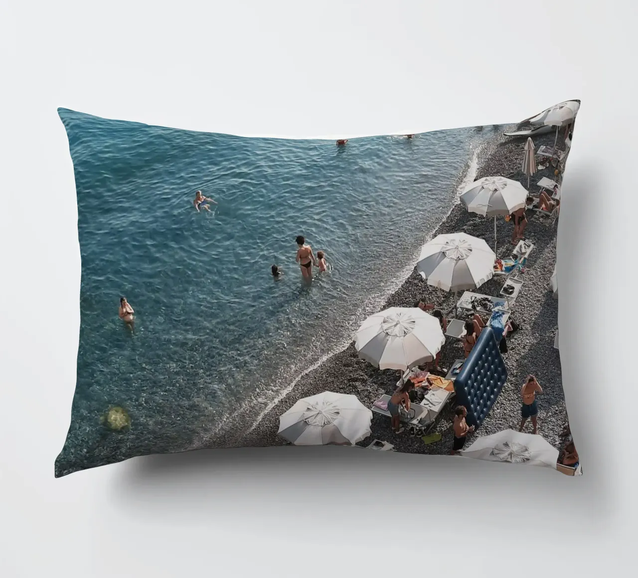 Amalfi Beach Scene cuscino da Les Meravelles