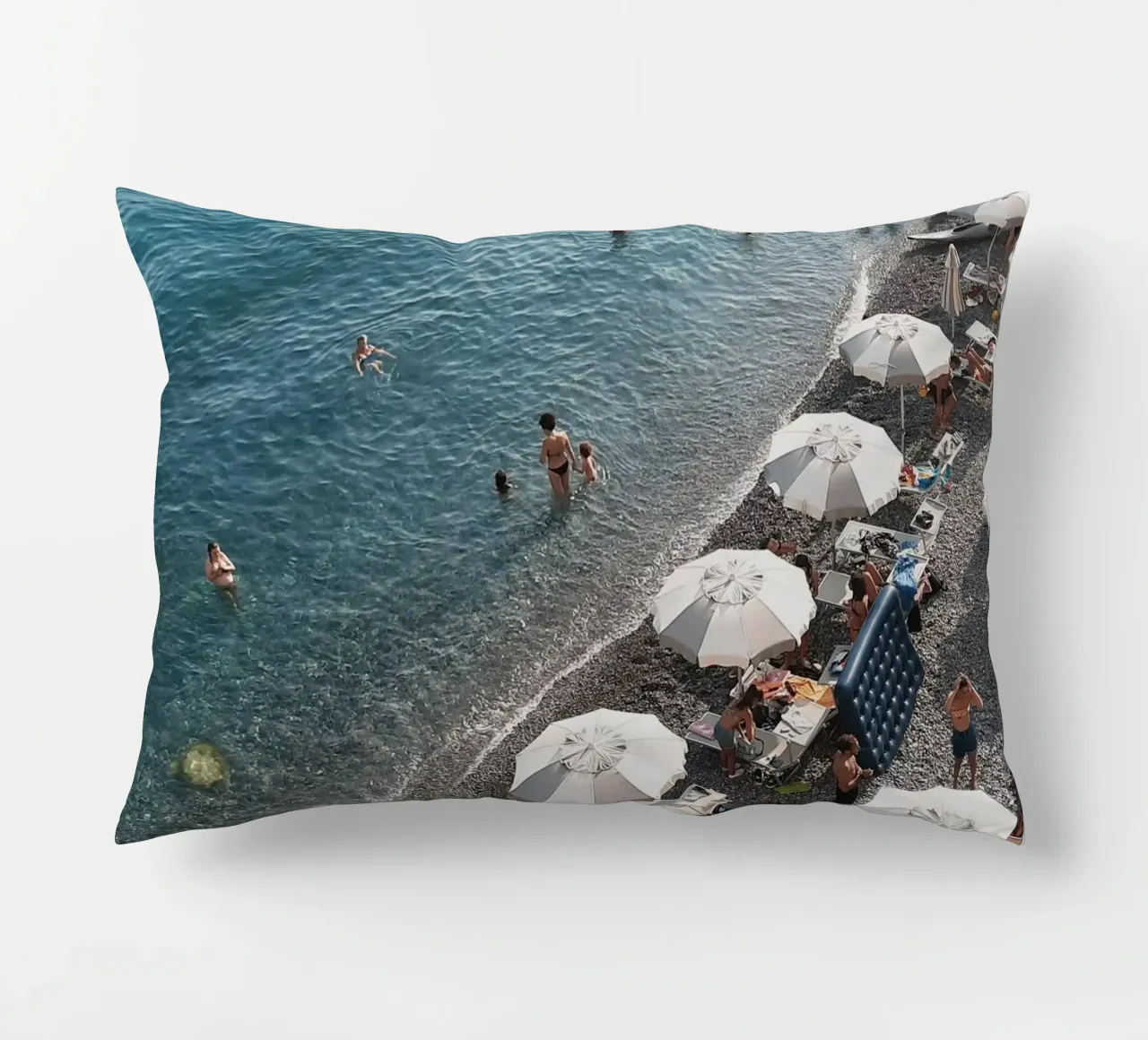 Amalfi Beach Scene cuscino da Les Meravelles