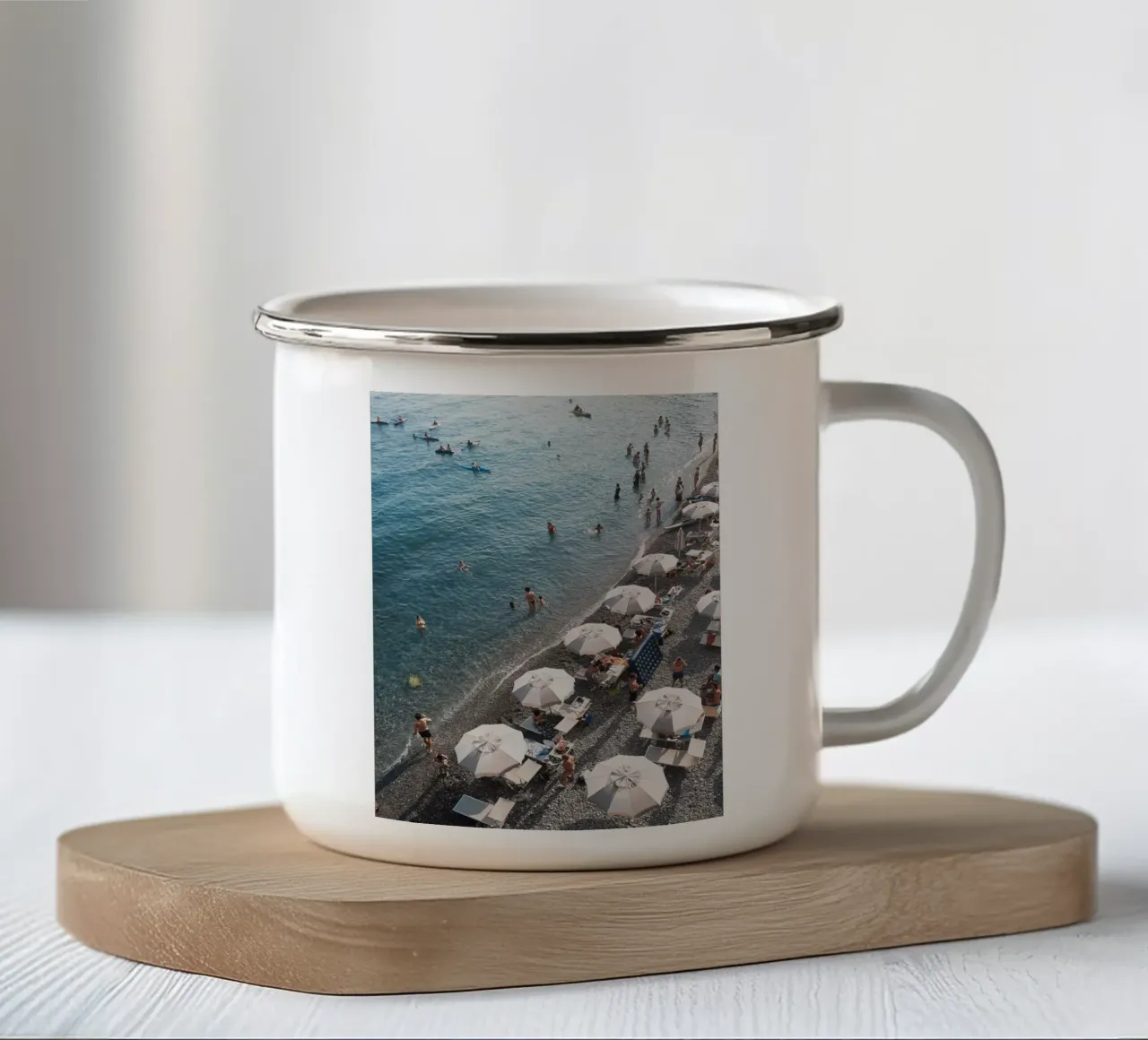 Amalfi Beach Scene tazza in smalto da Les Meravelles