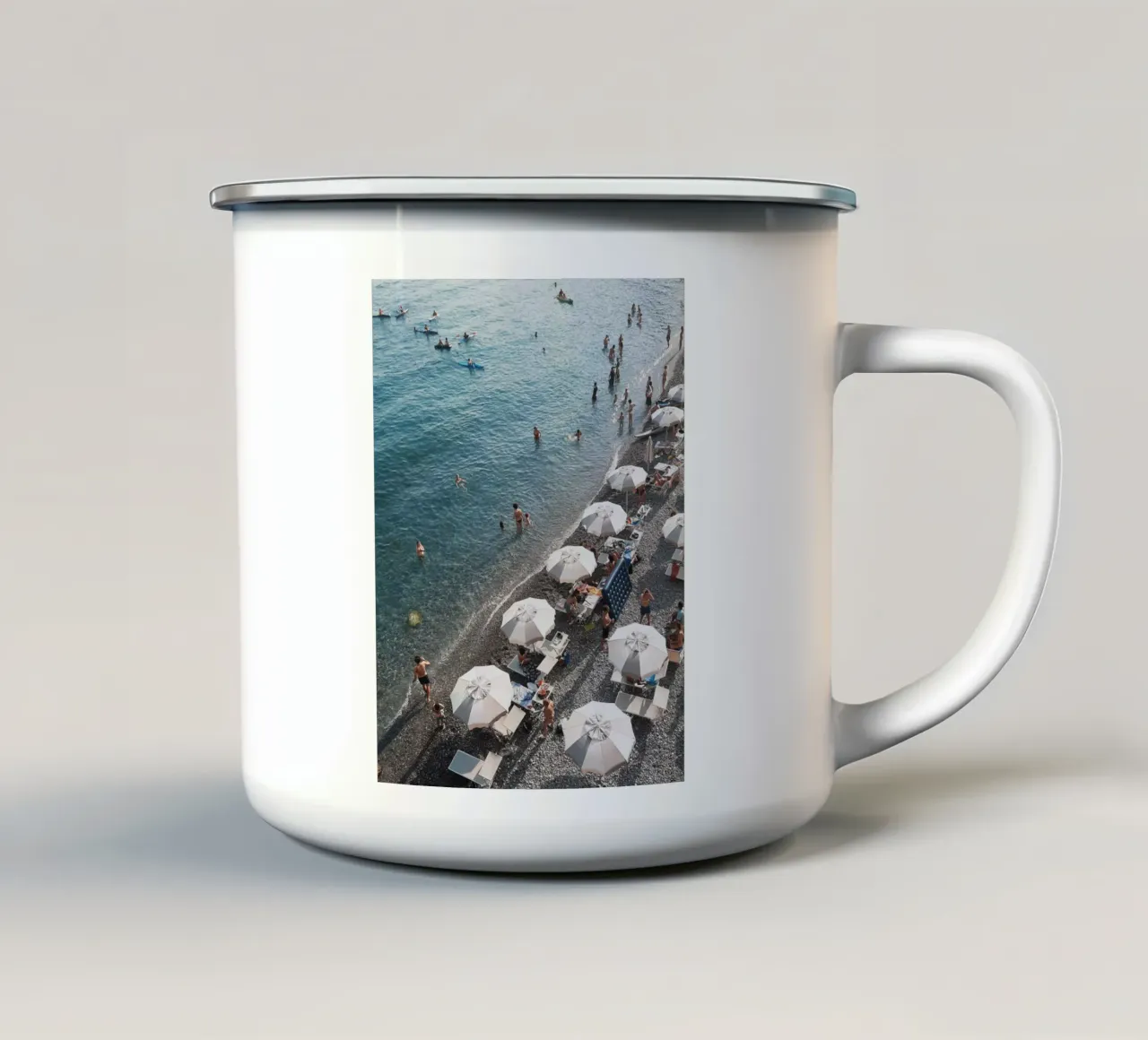 Amalfi Beach Scene tazza in smalto da Les Meravelles