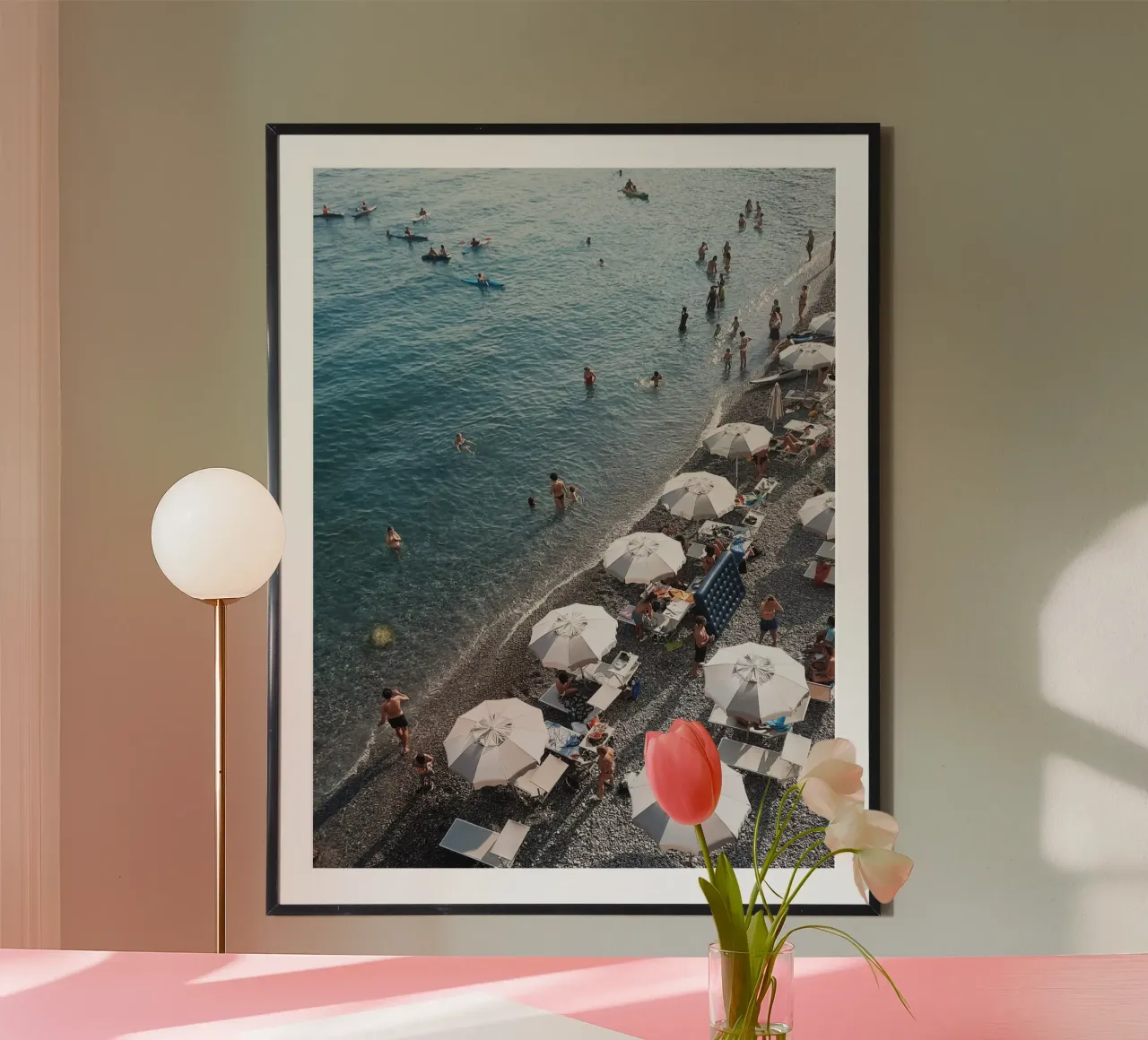 Amalfi Beach Scene poster da Les Meravelles