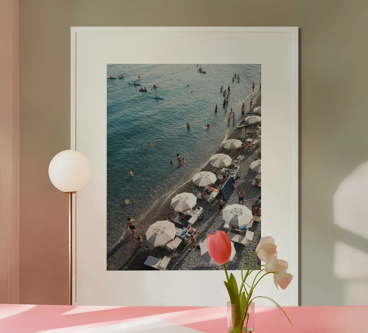 Amalfi Beach Scene poster da Les Meravelles