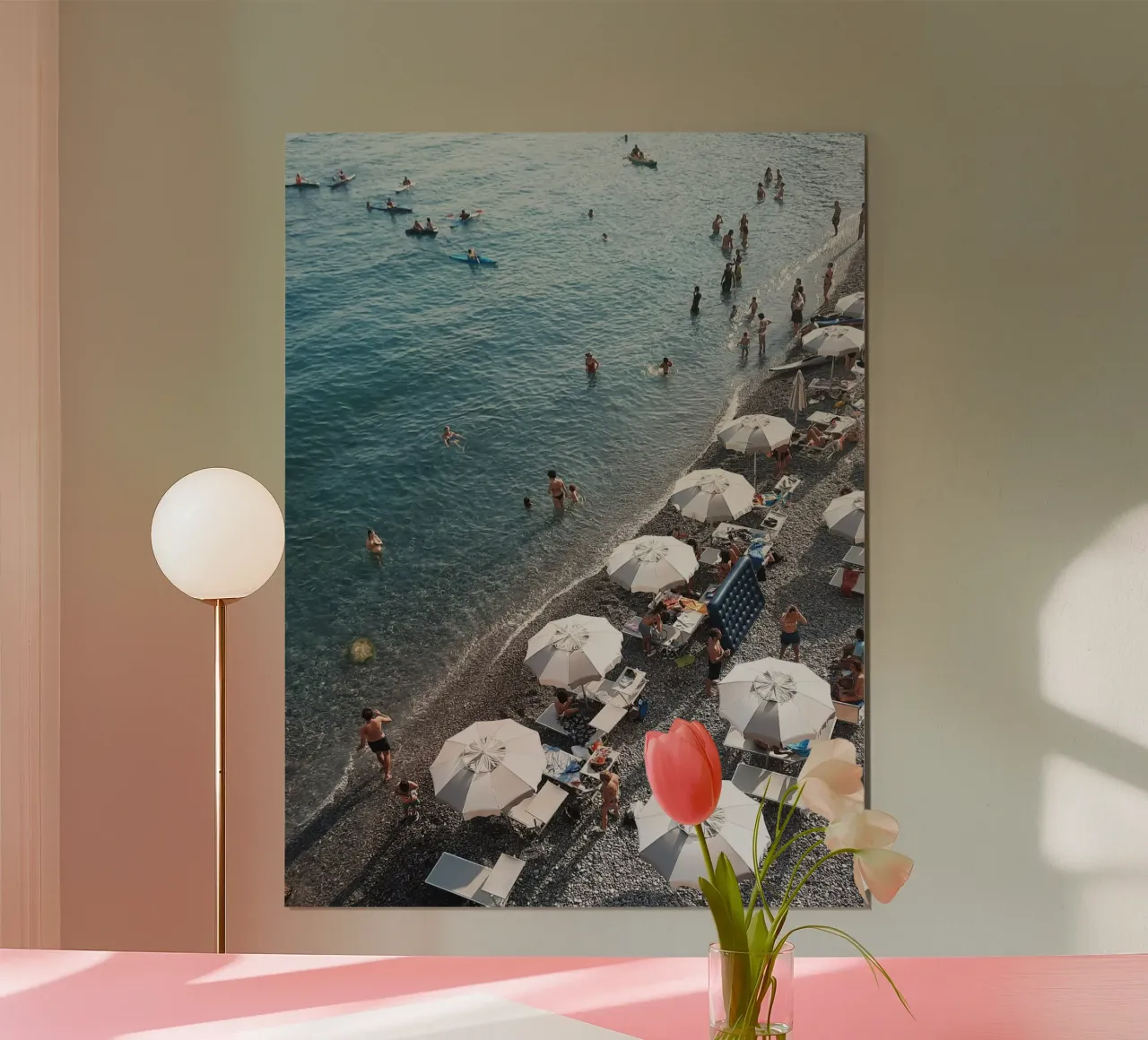 Amalfi Beach Scene poster da Les Meravelles