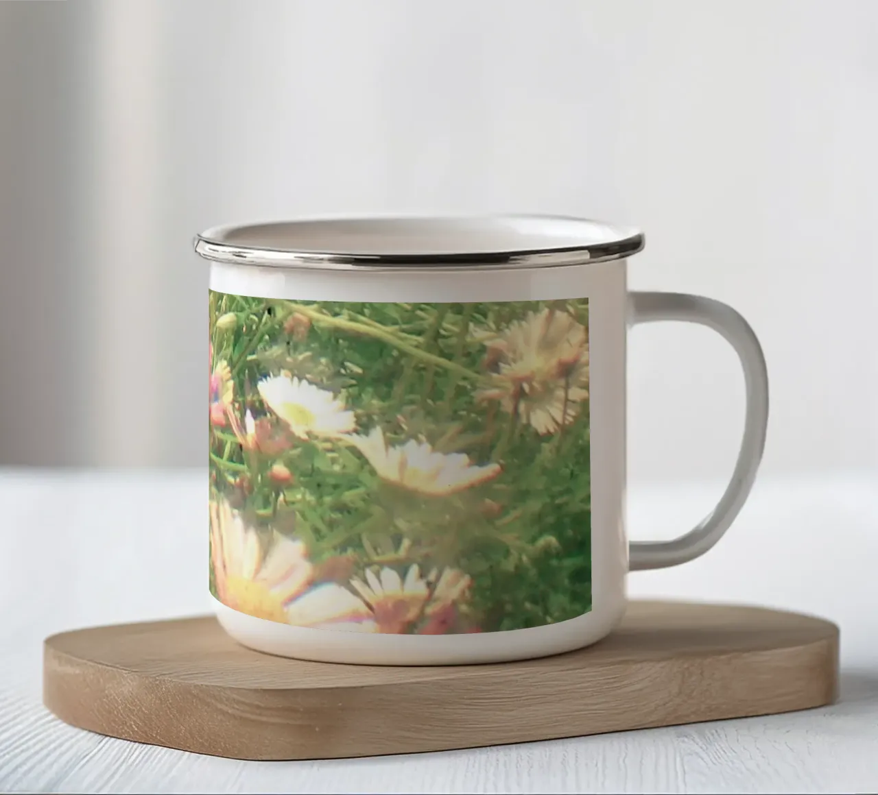 Cache-cache mug en émail de Cassia Beck Photography