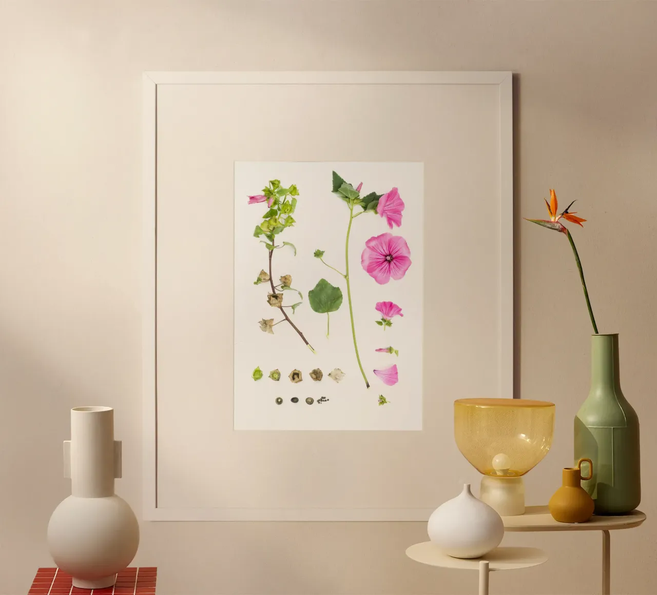 Pink Malve poster con telaio in plastica da Curious Collections by Marielle Leenders