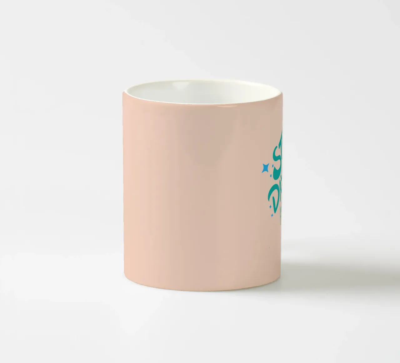 Iniziare la giornata con un caffè e un sorriso tazza in ceramica da Gunawan Rb