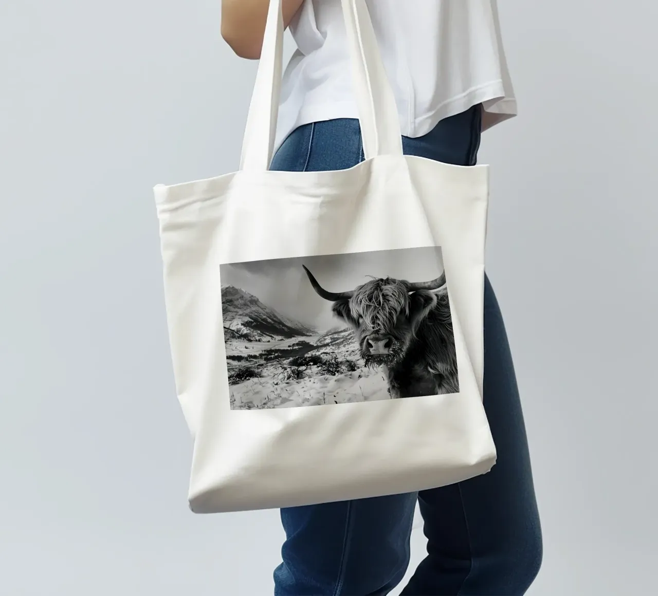 Capelli in tempesta: l'inconfondibile mucca delle Highlands borsa in juta da Nikis Art Studio