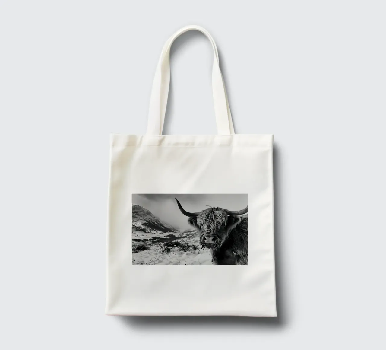Capelli in tempesta: l'inconfondibile mucca delle Highlands borsa in juta da Nikis Art Studio