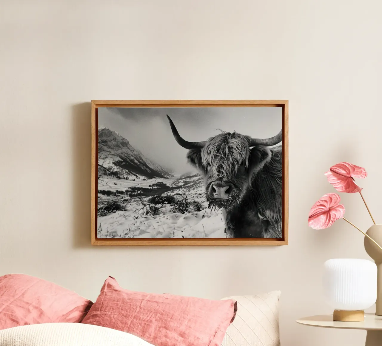 Haarpracht im Sturm: Die unverwechselbare Highland-Kuh Leinwand mit Schattenfugenrahmen von Nikis Art Studio