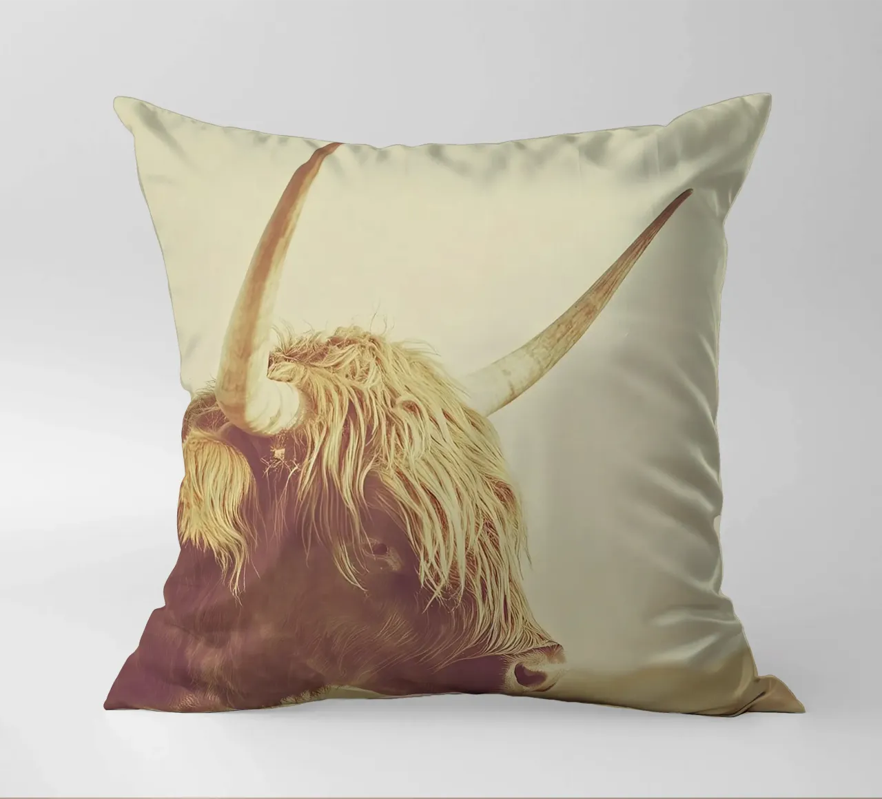 Una foto di una mucca highland di profilo, con il pelo lungo cuscino da Nikis Art Studio